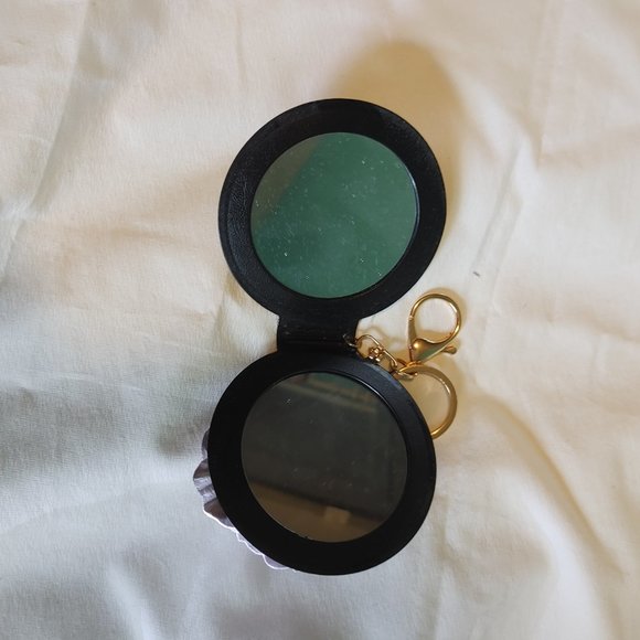 Flower Keychain Compact - Picture 3 of 4